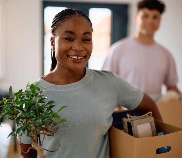 Jeune femme afro-américaine déménageant dans un nouvel appartement avec son ami.